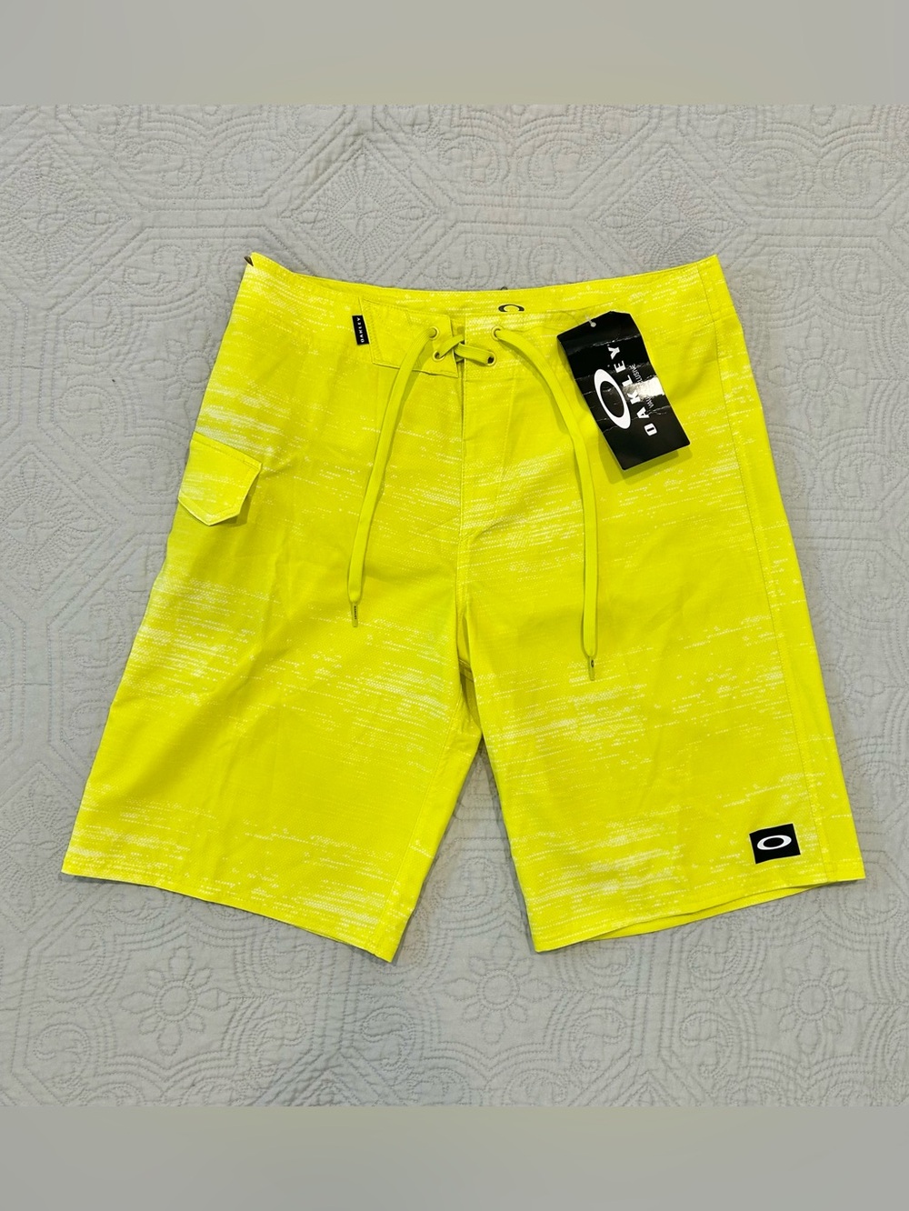 Oakley Belmont 21 Inch Board Shorts Men’s Size 30 Waist Lazer Yellow Swim Trunks